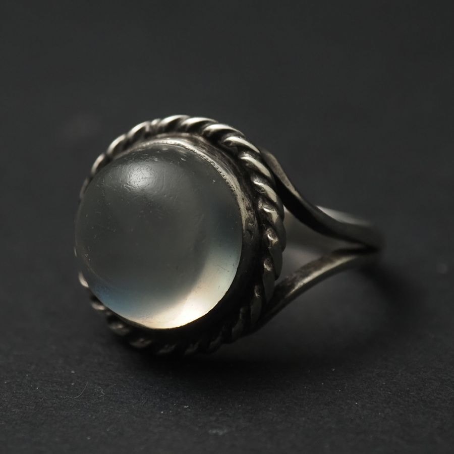 満月の輝き ｜ 天然ムーンストーン ラウンドカボション・シルバーリング