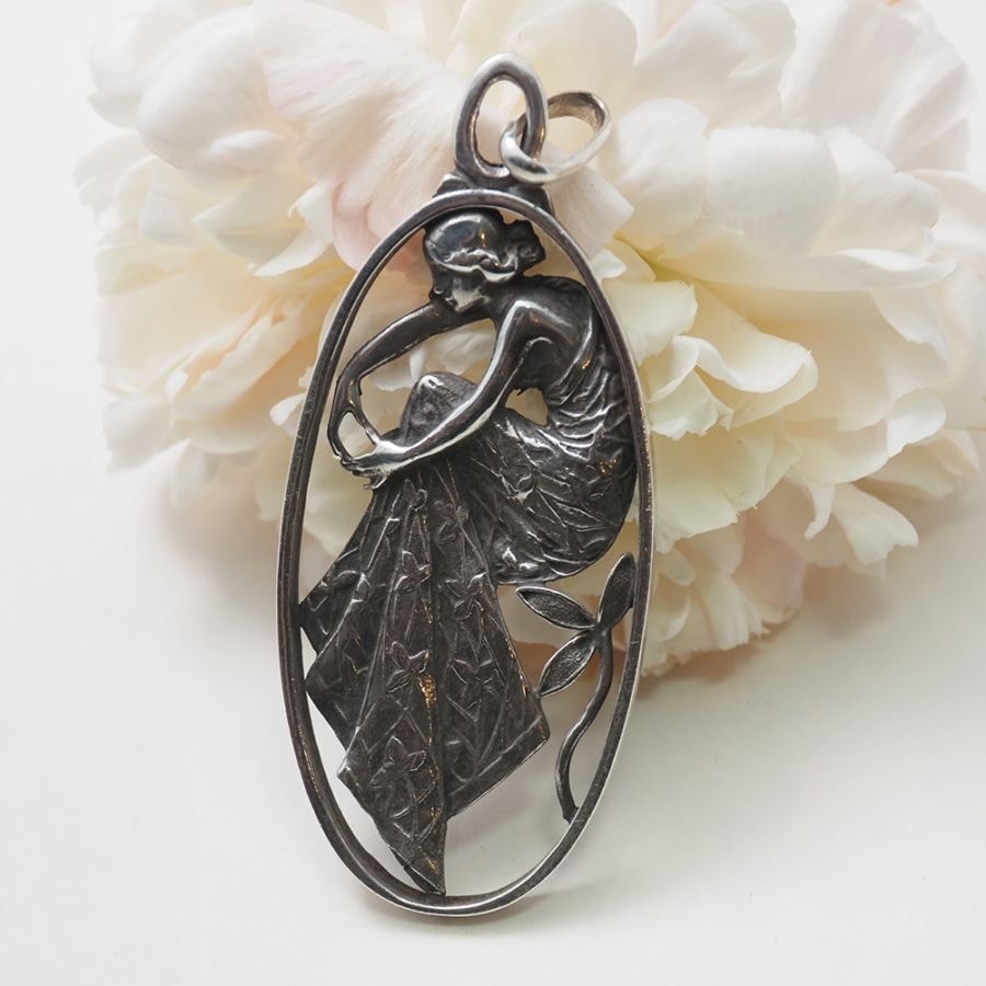 フレンチアンティーク シルバー・アールヌーヴォーレディ ペンダントトップ「アイリスのドレス」