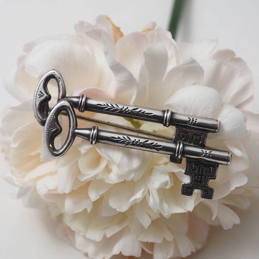 アンティーク シルバー・ダブルキーブローチ