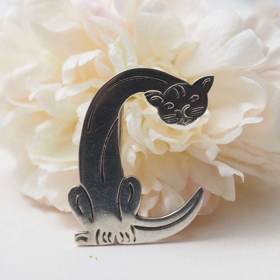 シルバー 猫のアルファベット「C」・ブローチ