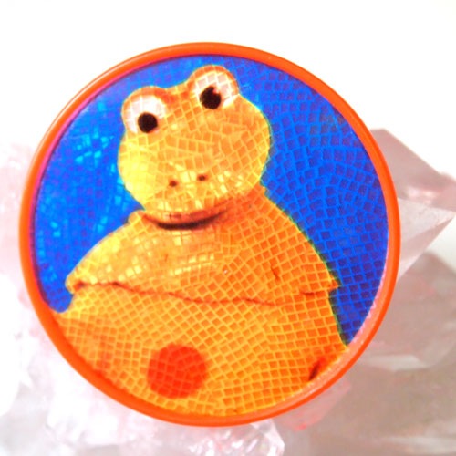 Lea Stein リアスタン　1979年不思議な黄色の生き物　セルブローチ