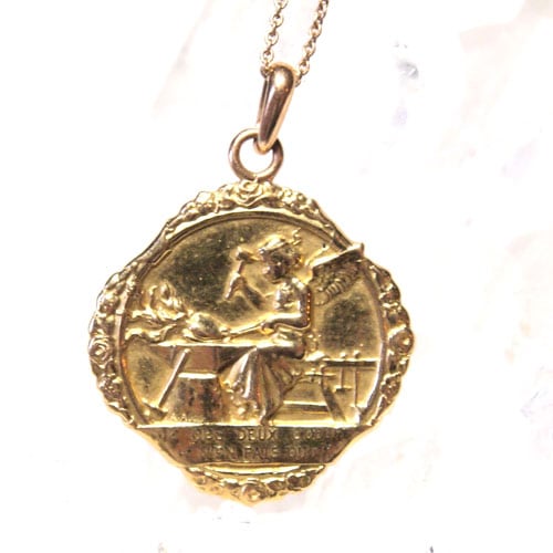 18金　フランス　ハートをつくる天使のペンダント