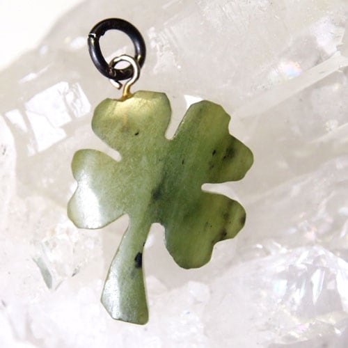 ネフライト　四葉のクローバーチャーム