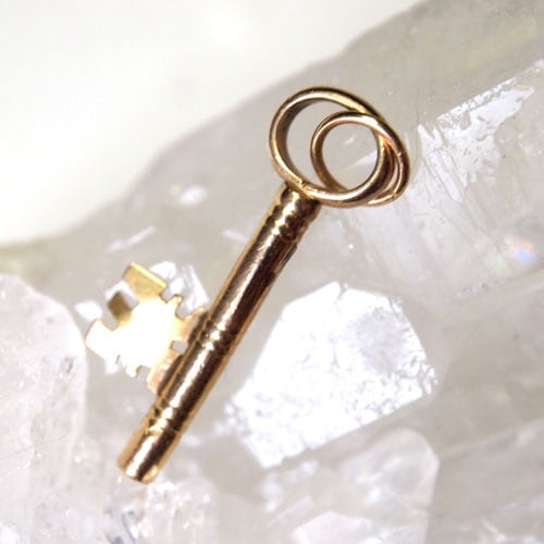 9金　ヴィクトリアン鍵チャーム