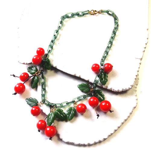 SOLD-チェリーレッド ベイクライト＆グリーンチェーン　チェリーネックレス（リメイク）