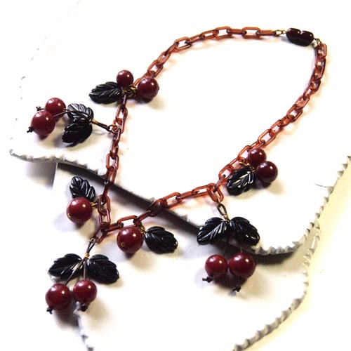 SOLD-ワインレッド ベイクライト＆ブラウンチェーン　チェリーネックレス（リメイク）