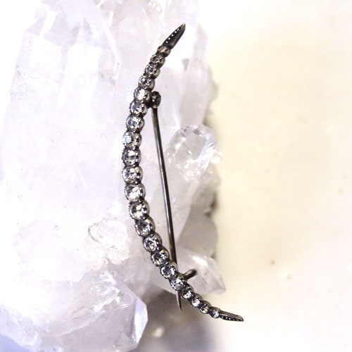 シルバー＆ヴィクトリアンペースト　三日月ブローチ