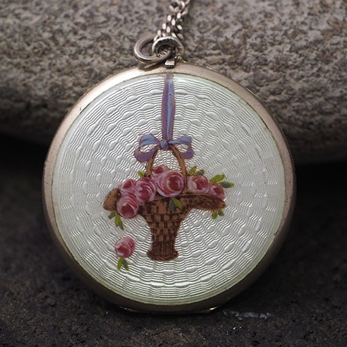 シルバー　ギロッシュエナメル　ローズ　ロケットペンダント