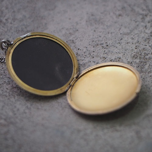 シルバー ギロッシュエナメル ローズ ロケットペンダント