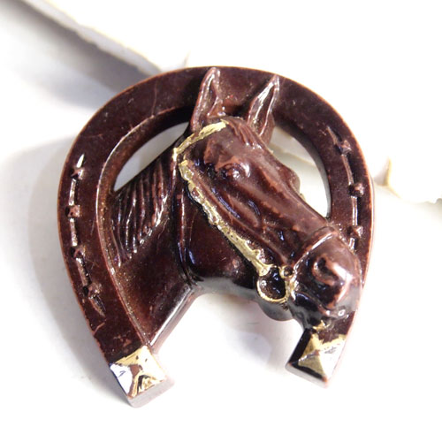 オールドプラスチック　蹄鉄と馬　ブローチ