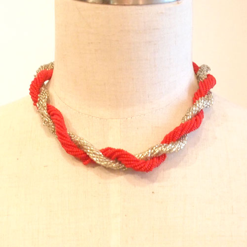レッド＆シャンパン　ビースツイストネックレス