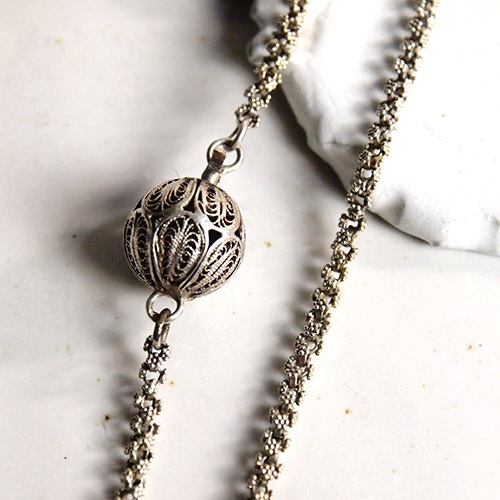 シルバー　フィリグリボール＆タイニーフラワーチェーンネックレス