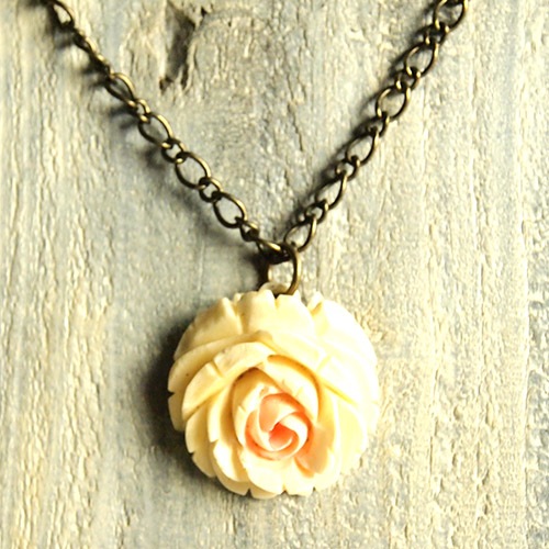 クリーム＆ピンク　ローズ　ボーンペンダント