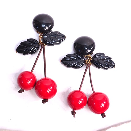 オールドプラスチック レッドチェリー&ブラックリーフ イヤリング