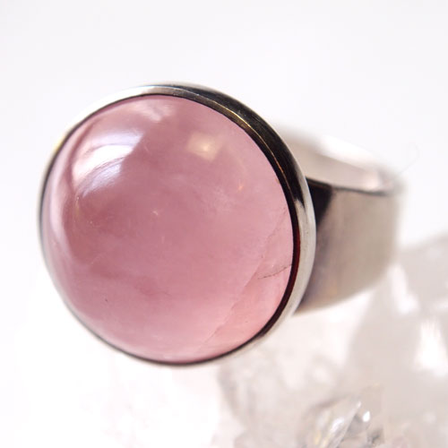 N.E.FROM（N.E.フロム）ローズクォーツカボションリング