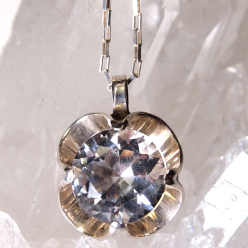 BEICHER HEILESEN　クリスタルonクローバーペンダント