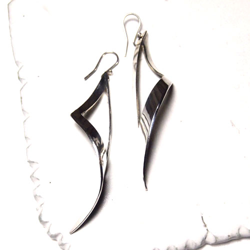 シルバー　ツイスト トライアングル ロングピアス　