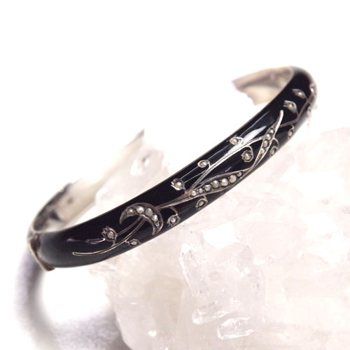 シルバー＆ブラックエナメル　シードパールの三日月とスズラン　バングル