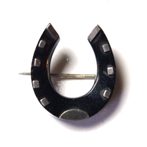 ヴィクトリアンジェット＆メタル 蹄鉄ブローチ