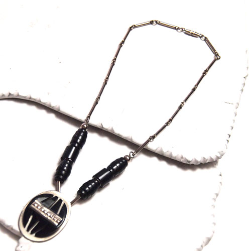 ブラックガラリス&クローム アールデコネックレス