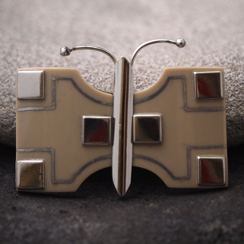 オーギュストボナーズ　ガラリス　バタフライブローチ（ベージュ）