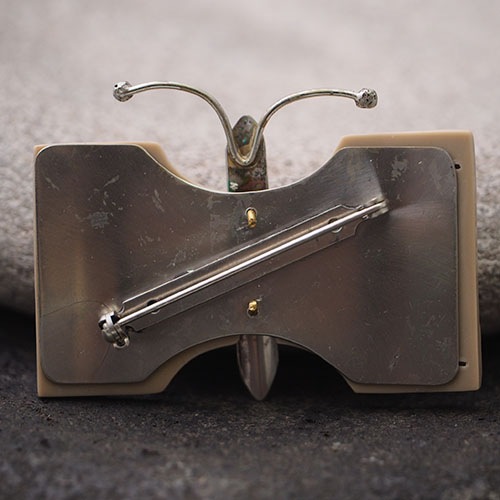 オーギュストボナーズ　ガラリス　バタフライブローチ（ベージュ）