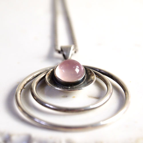 N.E.FROM (N.E.フロム）　デンマーク　ローズクォーツ ドットペンダント
