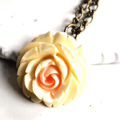 クリーム＆ピンク　ローズ　ボーンペンダント