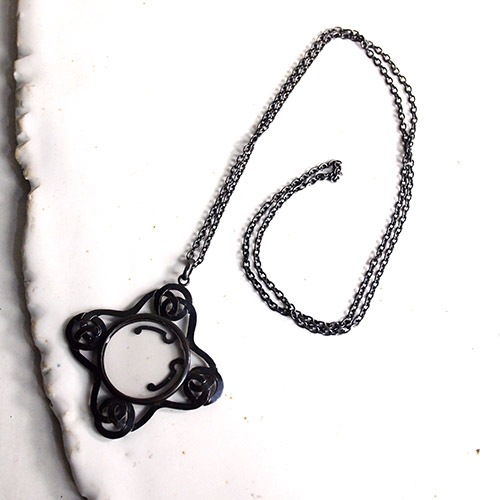 フレンチ　ガンメタル　ロケット＆チェーンネックレス