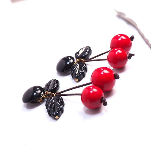 オールドプラスチック レッドチェリー&ブラックリーフ イヤリング