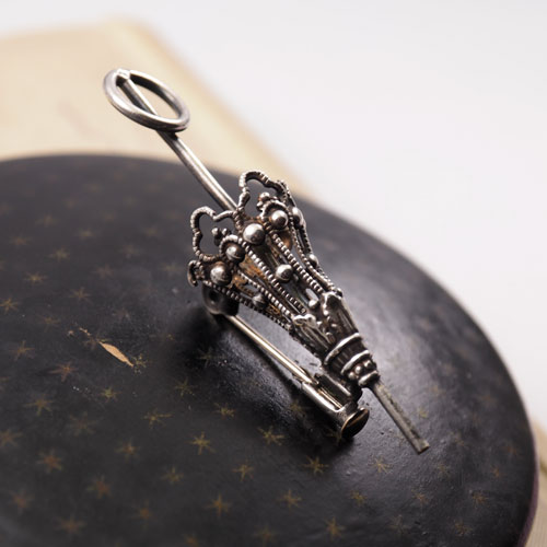 シルバー　アンブレラ　ブローチ