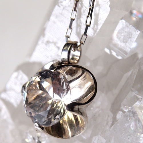 BEICHER HEILESEN　クリスタルonクローバーペンダント