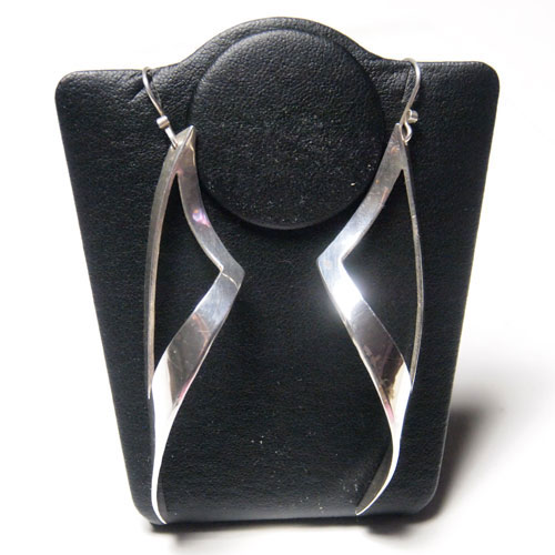 シルバー　ツイスト トライアングル ロングピアス　