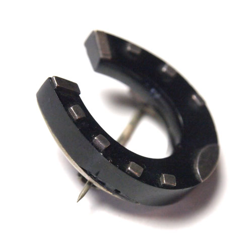 ヴィクトリアンジェット＆メタル 蹄鉄ブローチ