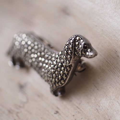 シルバー　マーカサイト　ダックスフンドブローチ