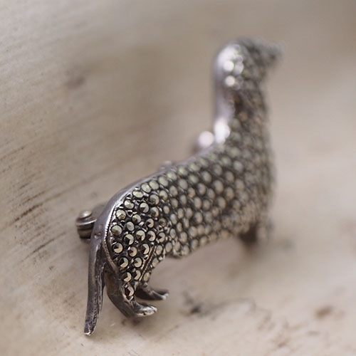 シルバー　マーカサイト　ダックスフンドブローチ