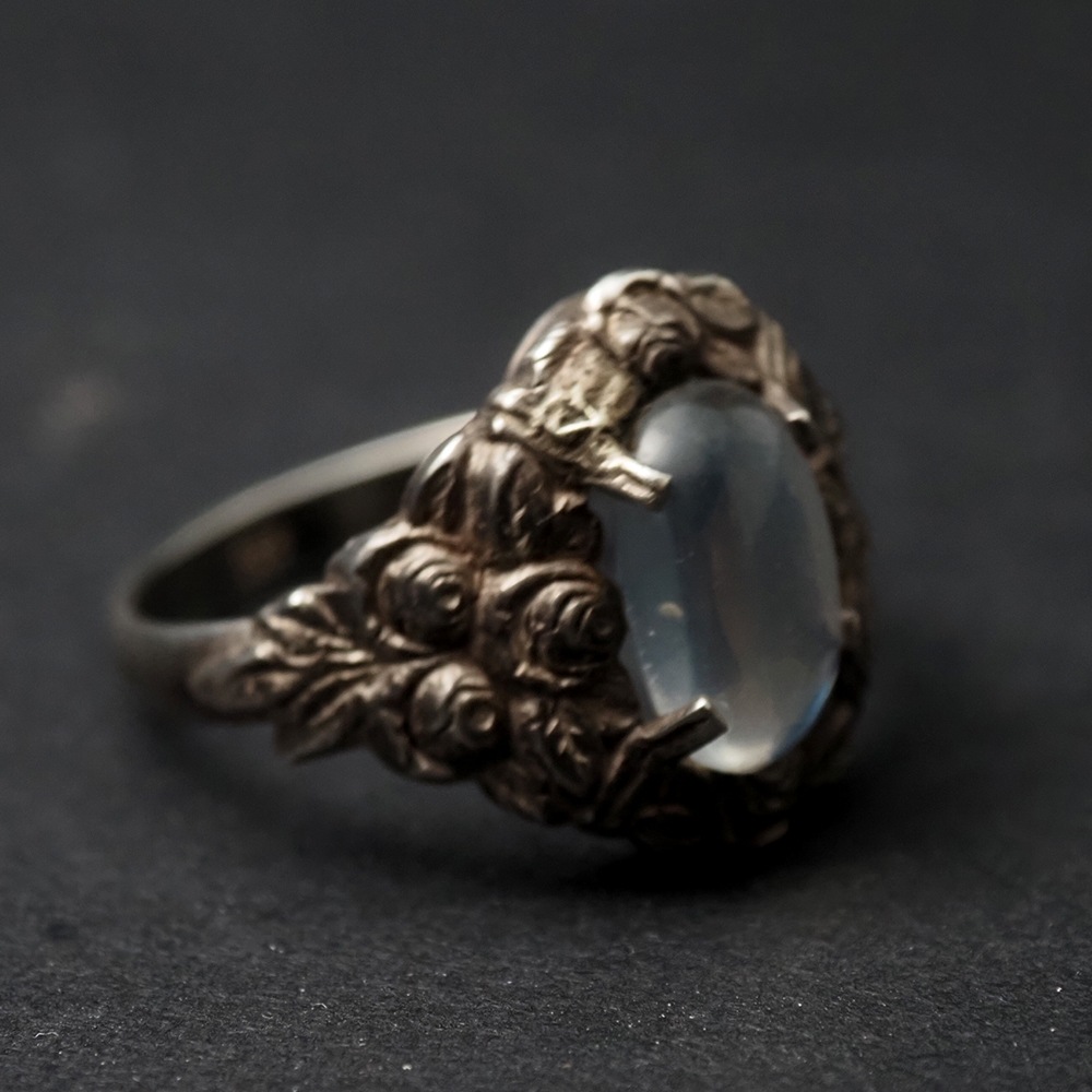 アールデコ・ローズ ｜ 天然ムーンストーン＆アンティークシルバーリング