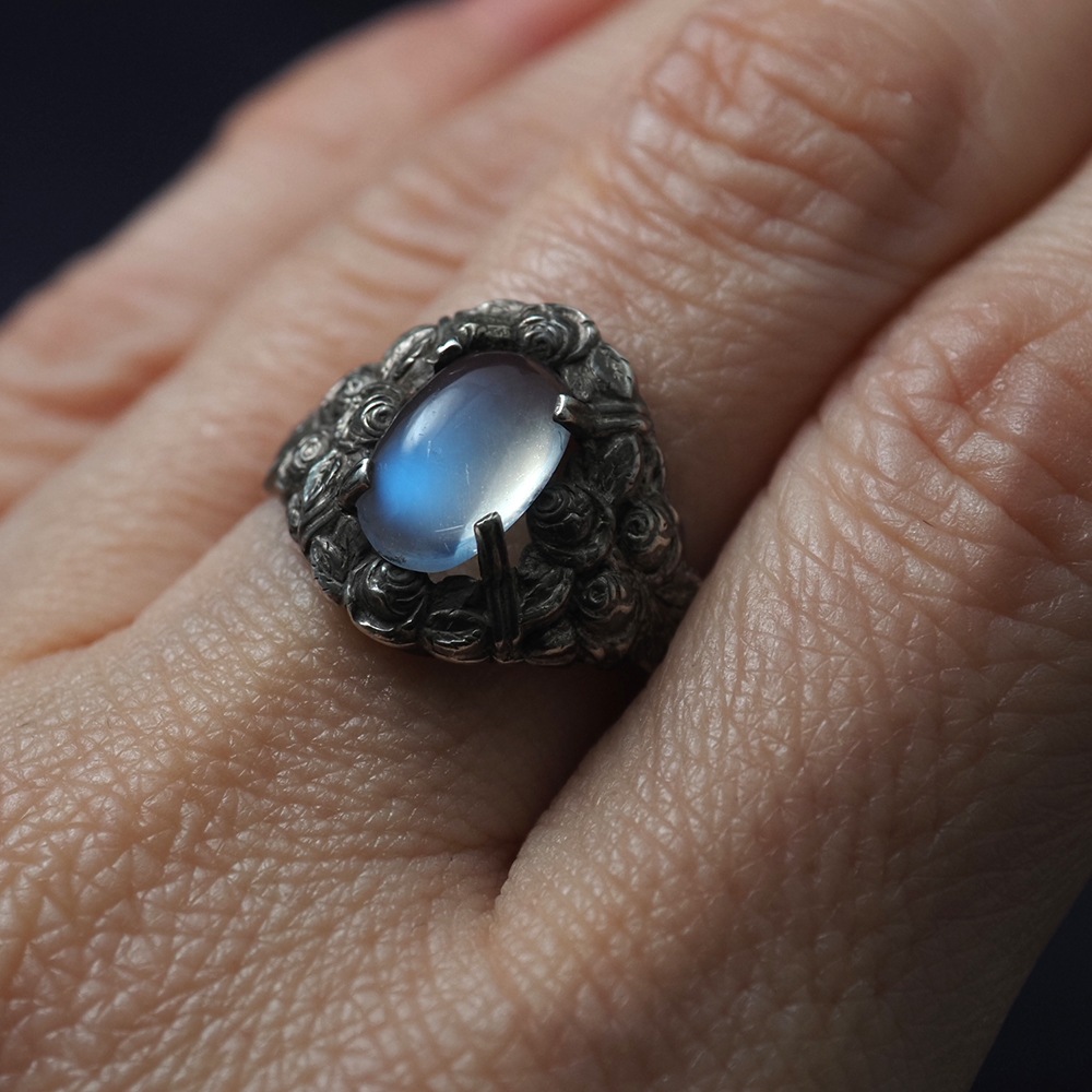 アールデコ・ローズ ｜ 天然ムーンストーン＆アンティークシルバーリング