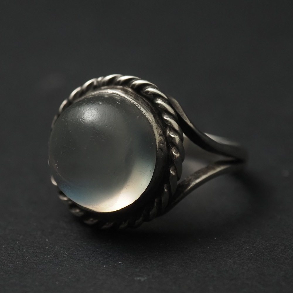 満月の輝き ｜ 天然ムーンストーン ラウンドカボション・シルバーリング
