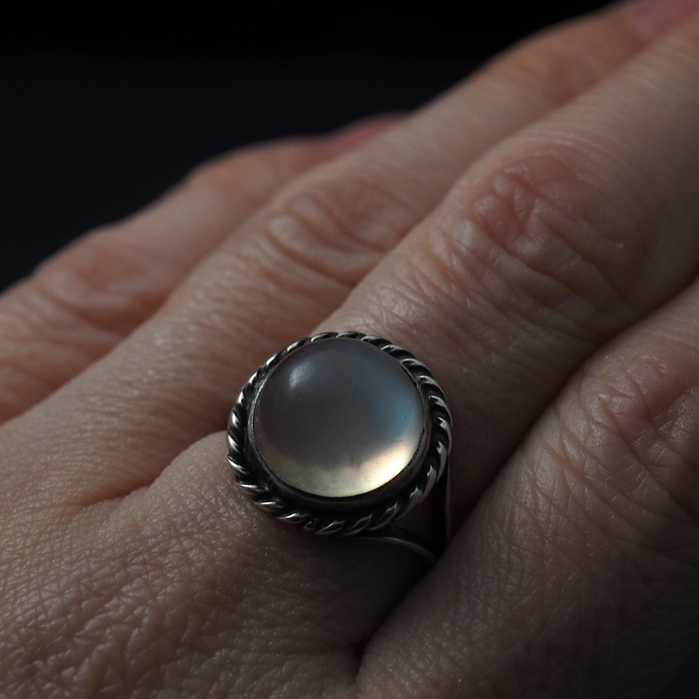 満月の輝き ｜ 天然ムーンストーン ラウンドカボション・シルバーリング