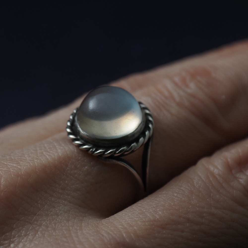 満月の輝き ｜ 天然ムーンストーン ラウンドカボション・シルバーリング