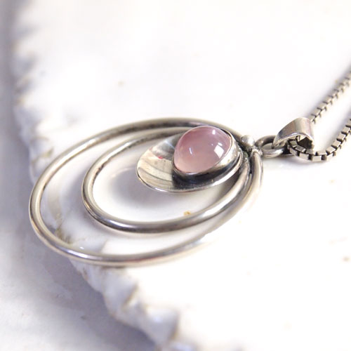 N.E.FROM (N.E.フロム）　デンマーク　ローズクォーツ ドットペンダント