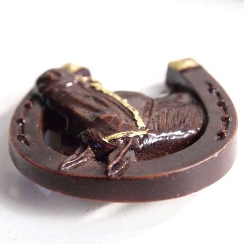 オールドプラスチック　蹄鉄と馬　ブローチ