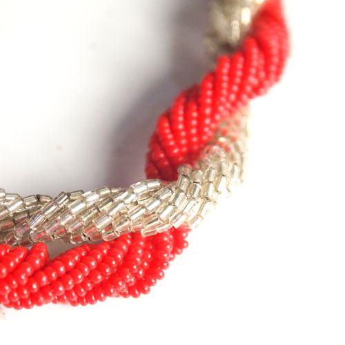 レッド＆シャンパン　ビースツイストネックレス