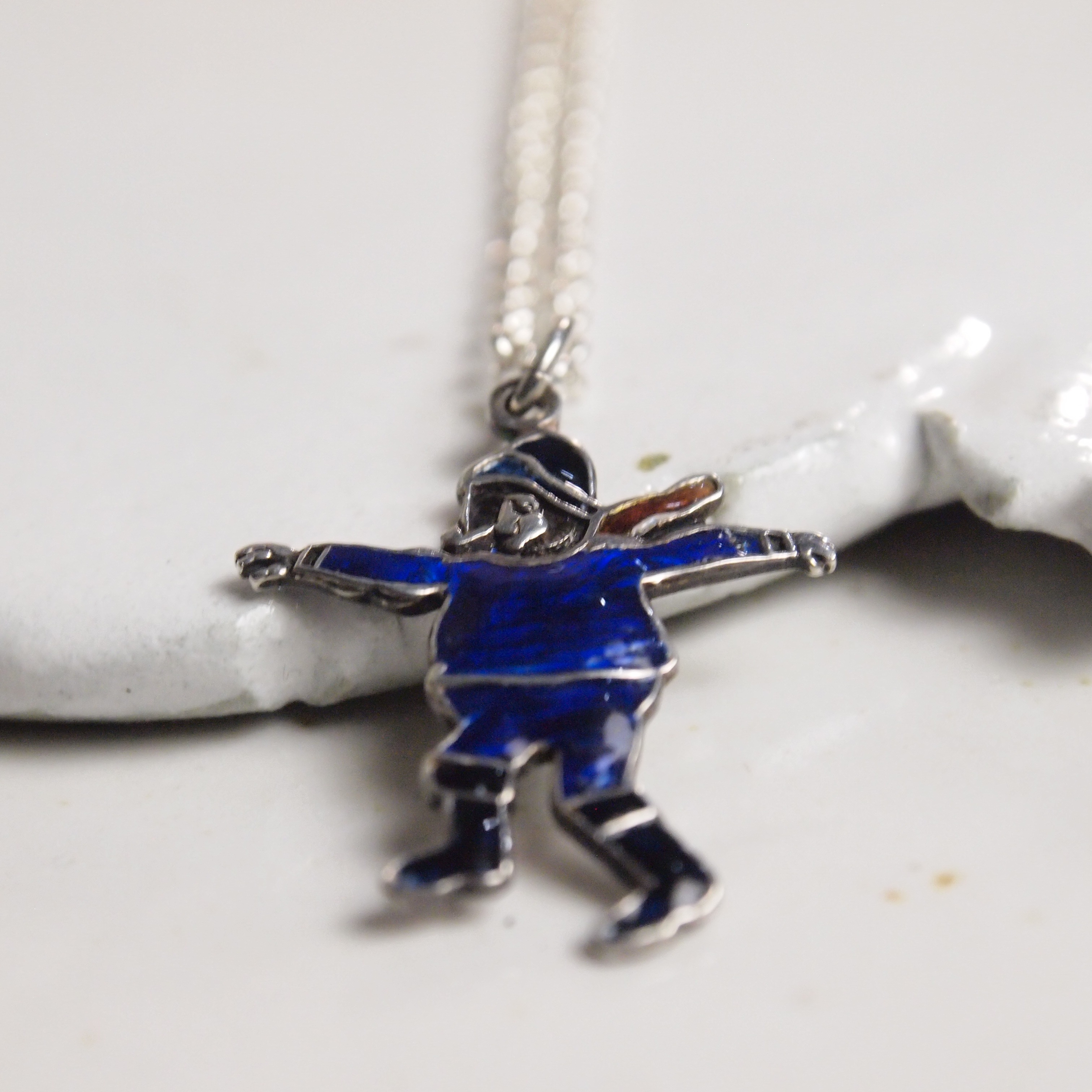 シルバー＆エナメル　冬支度　ペンダント