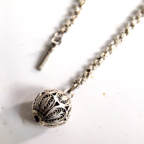 シルバー　フィリグリボール＆タイニーフラワーチェーンネックレス