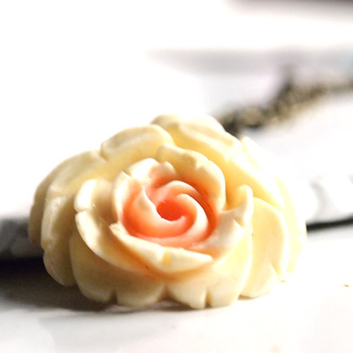 クリーム＆ピンク　ローズ　ボーンペンダント