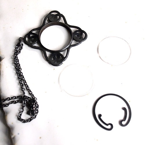 フレンチ　ガンメタル　ロケット＆チェーンネックレス