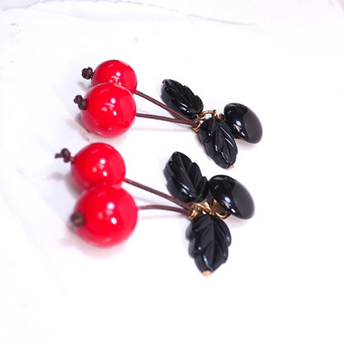 オールドプラスチック レッドチェリー&ブラックリーフ イヤリング