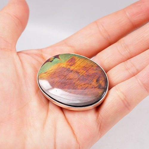 Kaunis Koru カウニスコル ラブラドライト　ブローチ（パープル系）